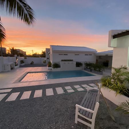 Movida Inn Aruba Палм Бийч Екстериор снимка