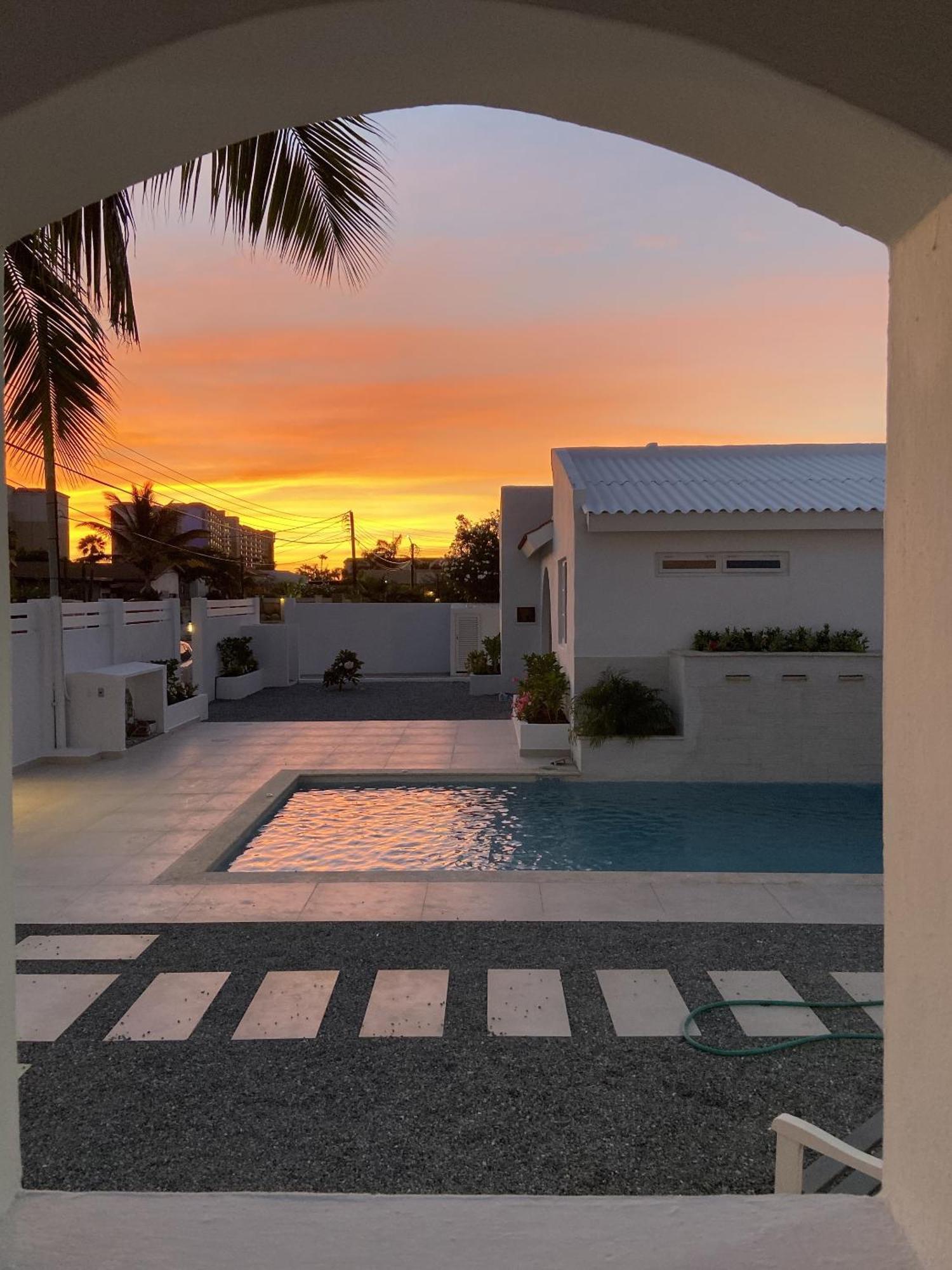 Movida Inn Aruba Палм Бийч Екстериор снимка